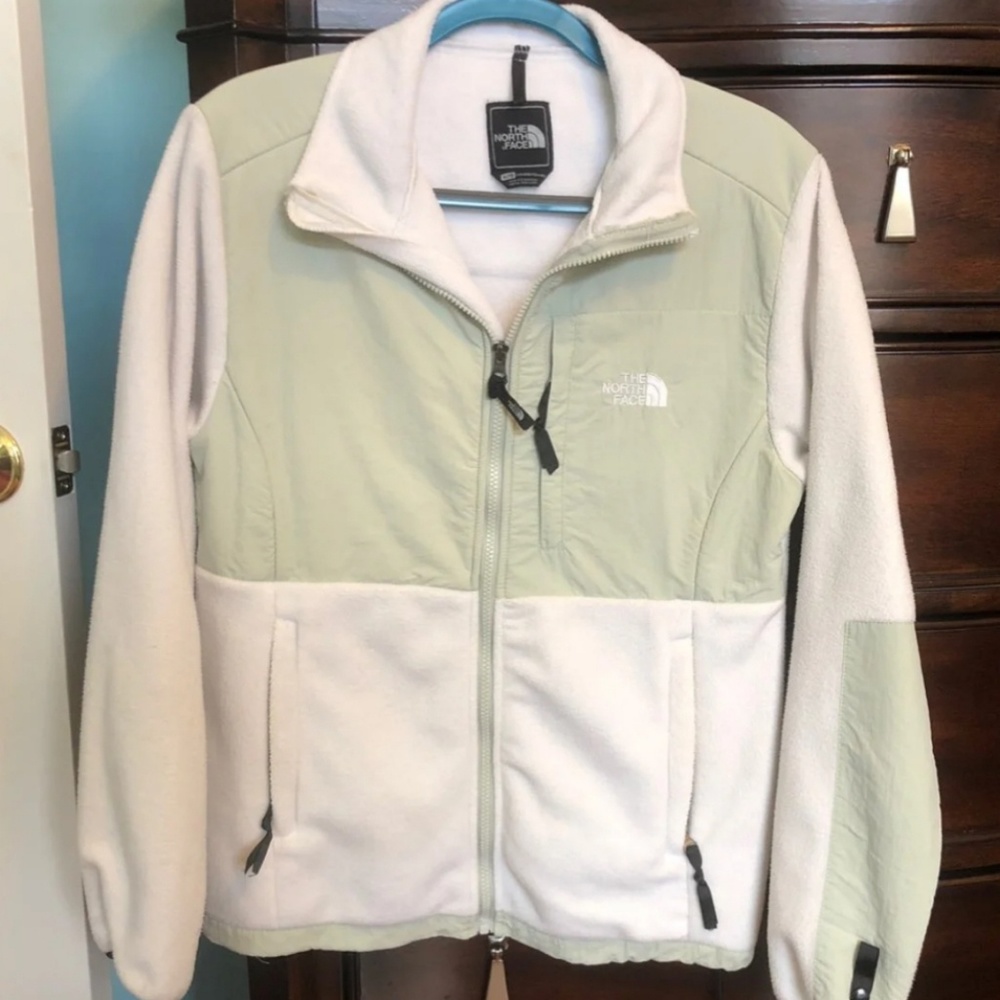 The North Face womens fleece. Excellent condition!